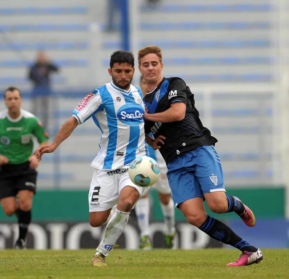 GOLEADOR. Ezequiel Rescaldani (derecha), autor de un doblete en Vélez, nació en Tucumán cuando su padre Gustavo Rescaldani jugaba en San Martín, en los 90.  