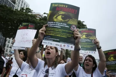 Rousseff propone llamar a un referendo para implementar una reforma política