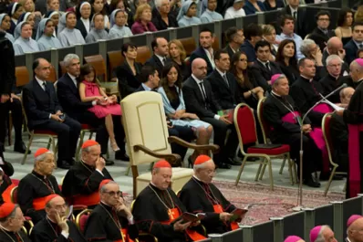 El Papa dejó plantada a la jeraquía vaticana durante un concierto en su honor