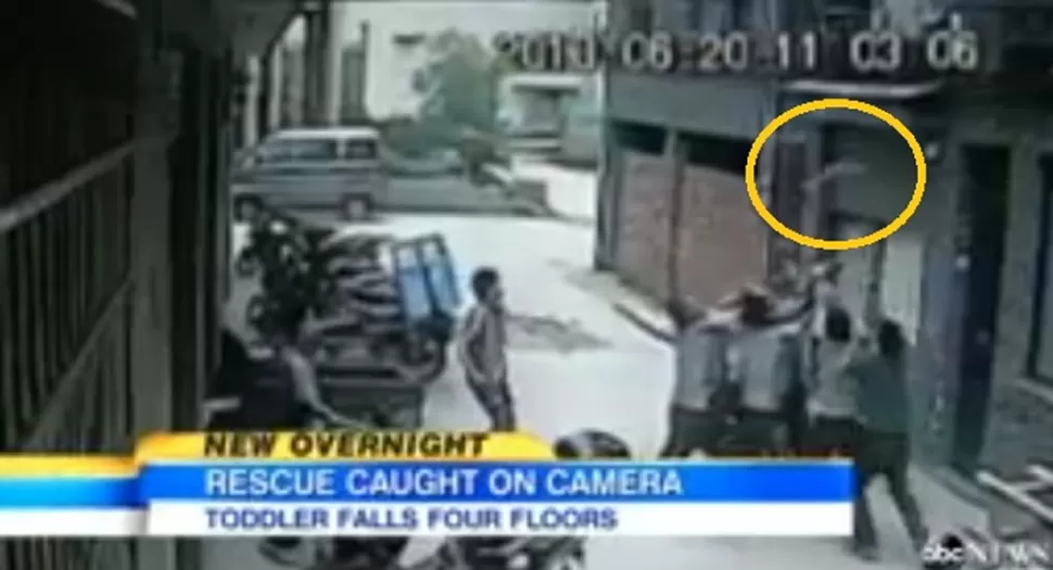 CAIDA LIBRE. La nena cayó cinco pisos y tuvo un leve impacto contra el suelo gracias a los rescatistas. CAPTURA DE VIDEO