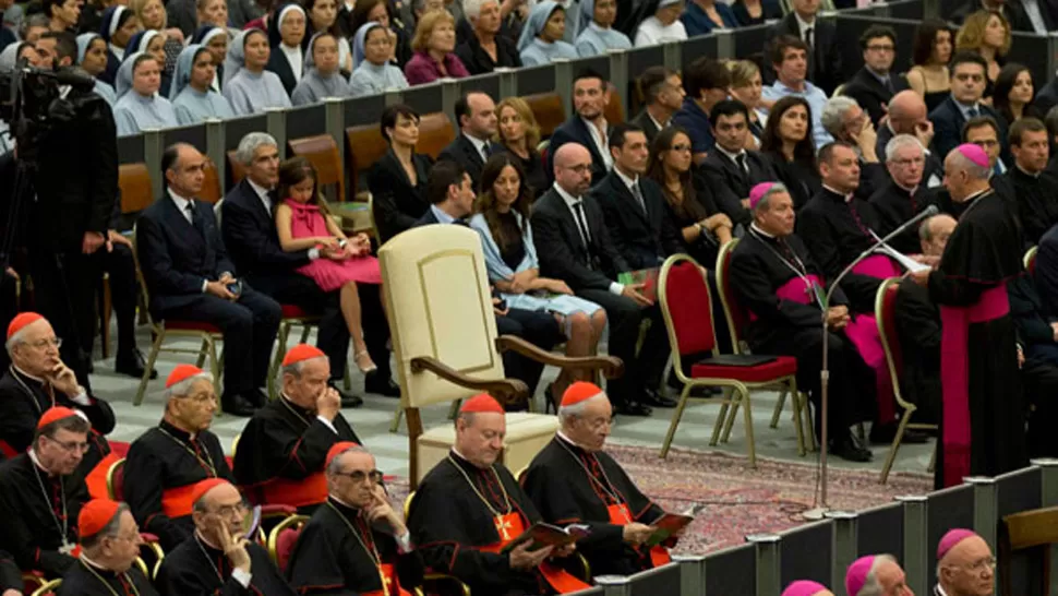 LA SILLA VACÍA.  Novena Sinfonía de Beethoven. Fue entonces que el arzobispo Rino Fisichella tomó el micrófono y avisó: “El santo padre no podrá estar presente por una tarea urgente e impostergable”.