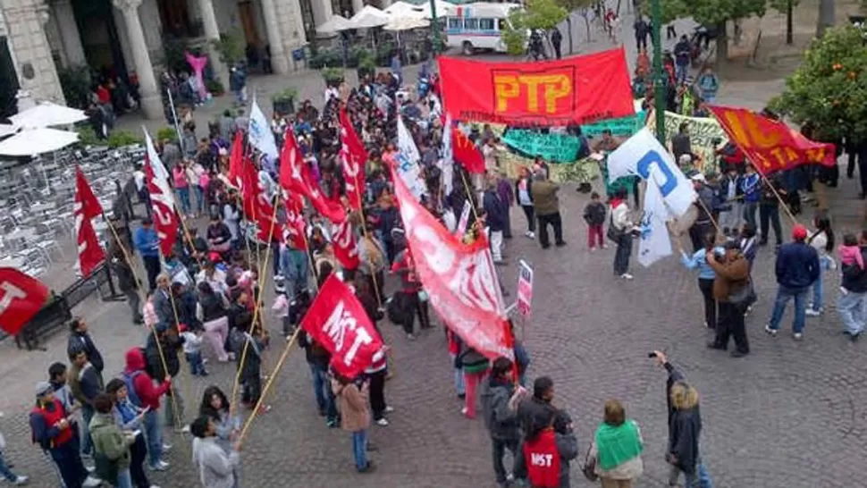 RECLAMO. De la protesta en la plaza 9 de Julio participaron ambientalistas, partidos y vecinos. FOTO TOMADA DE ELTRIBUNO.INFO