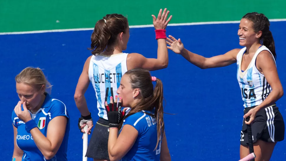 BUEN NIVEL. Luchetti y Juárez celebran uno de los goles del conjunto celeste y blanco. FOTO TOMADA DE FIH.COM