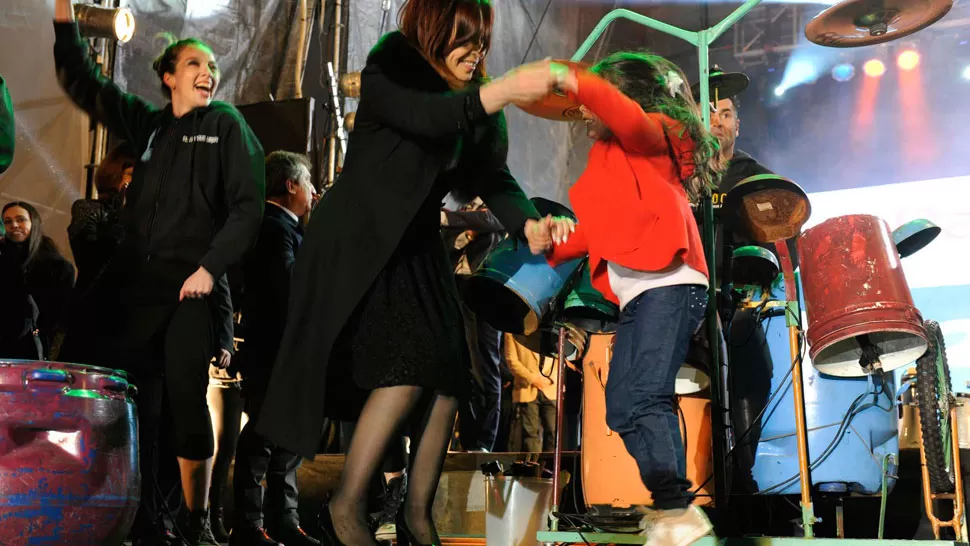 BAILE CON UNA PEQUEÑA. La Presidenta participó de un acto con beneficiarios de planes sociales, en Paraná.