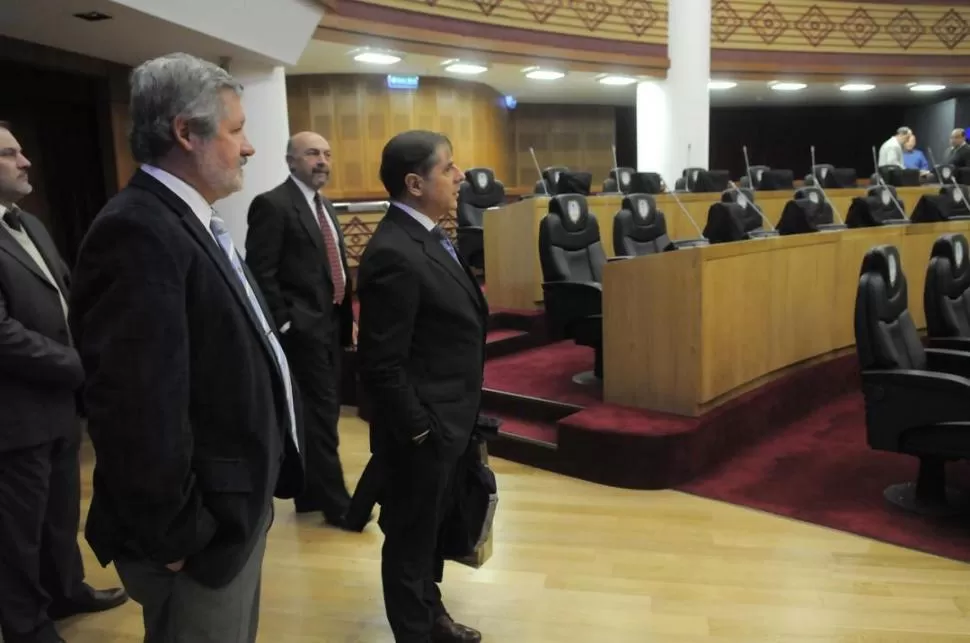 RECORRIENDO EL PARLAMENTO. González Navarro (en primer plano) escolta a la comitiva de enviados de la ONU. PRENSA LEGISLATURA