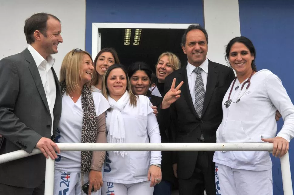 EN LOMAS DE ZAMORA. Scioli apareció junto a Insaurralde durante el acto de inauguración de una oficina para asistencia social en el distrito bonaerense. DYN