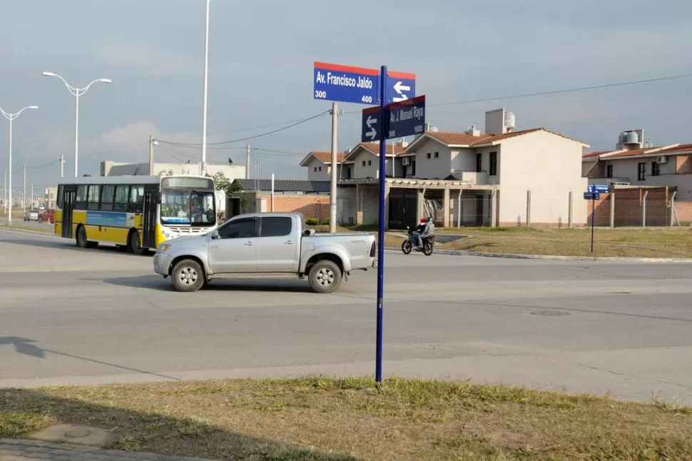 CRUCE PROBLEMÁTICO. La intersección de Jaldo y Raya, las dos avenidas principales, es escenario casi permanente de imprudencias y de accidentes.
 LA GACETA / FOTOS DE INES QUINTEROS ORIO  