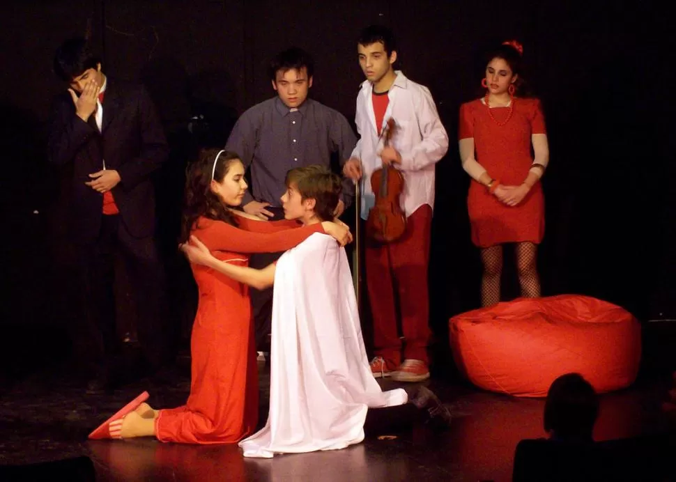 ENSAYO. Niños y adolescentes, en los preparativos de una puesta. 