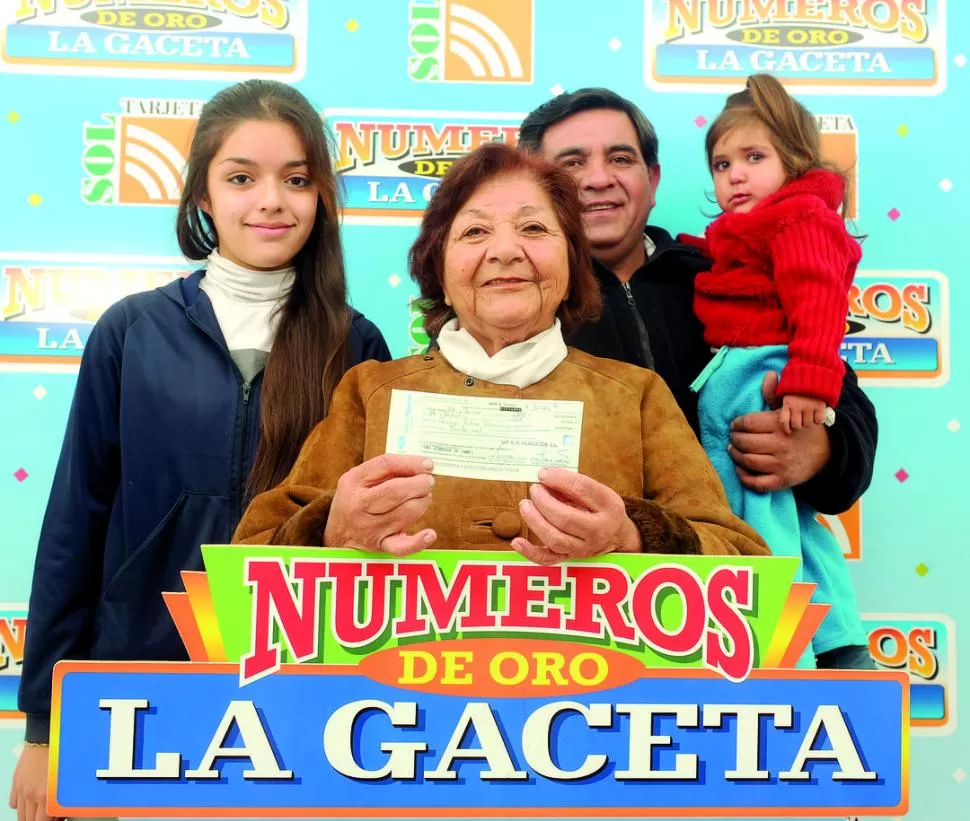 UNIDOS. La ganadora, con su hijo Rubén y sus bisnietas Tania y Dominique. LA GACETA / FOTO DE ANTONIO FERRONI 