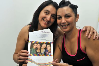 Una mujer policía pide licencia en el trabajo porque su pareja está embarazada