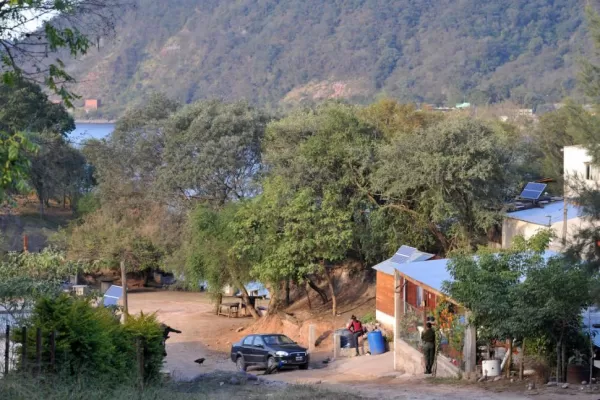 Donde supuestamente se realizó la fiesta hay un cartel que dice camping