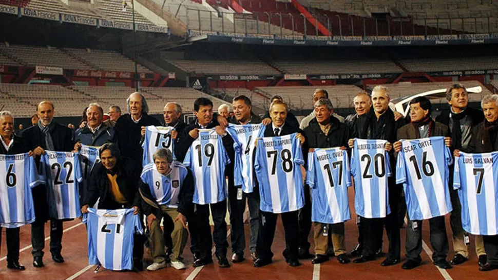 LOS VIEJOS CAMPEONES. El vacío de la cancha de River contrastó con las tribunas colmadas y el fervor que se vivía 35 años atrás. FOTO TOMADA DE INFOBAE.COM