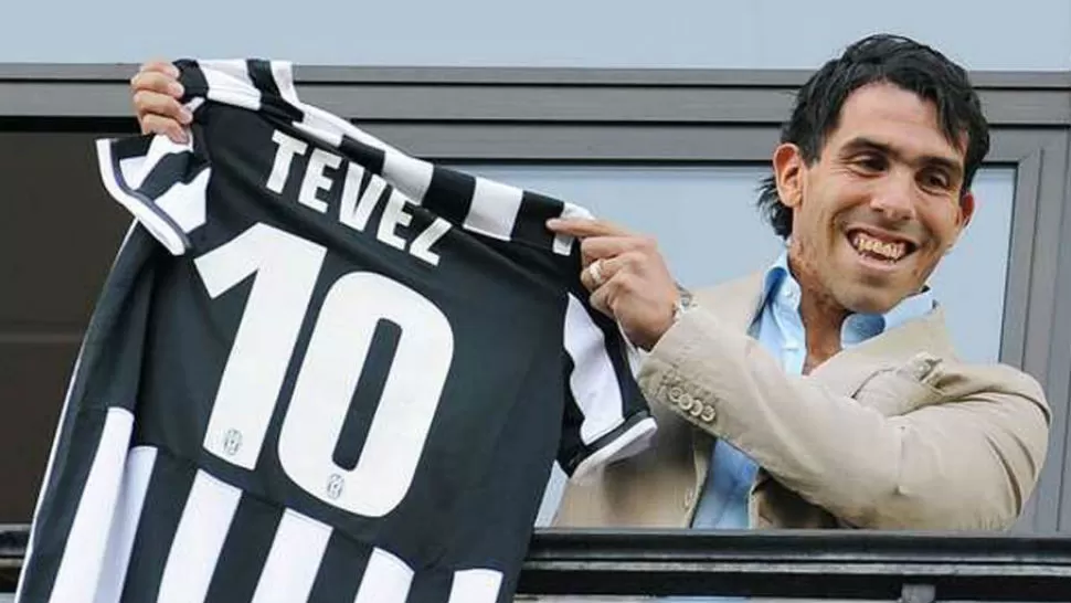 HISTÓRICA CAMISETA. Tevez con la casaca que usará la próxima temporada. FOTO TOMADA DE OLÉ.COM