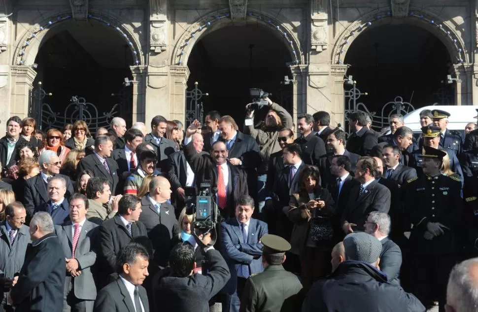 EN LA PLAZA. Alperovich saludó a alumnos y luego charló con intendentes. 