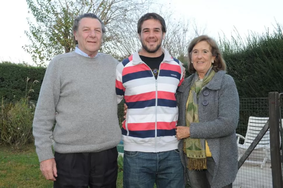 ORGULLO FAMILIAR. Benja en el fondo de su casa junto a sus padres, Juan Carlos Macome y Mariangela Galmarini. Sus hermanos y sobrinos se reunieron para despedirlo antes de su viaje a Estados Unidos. 