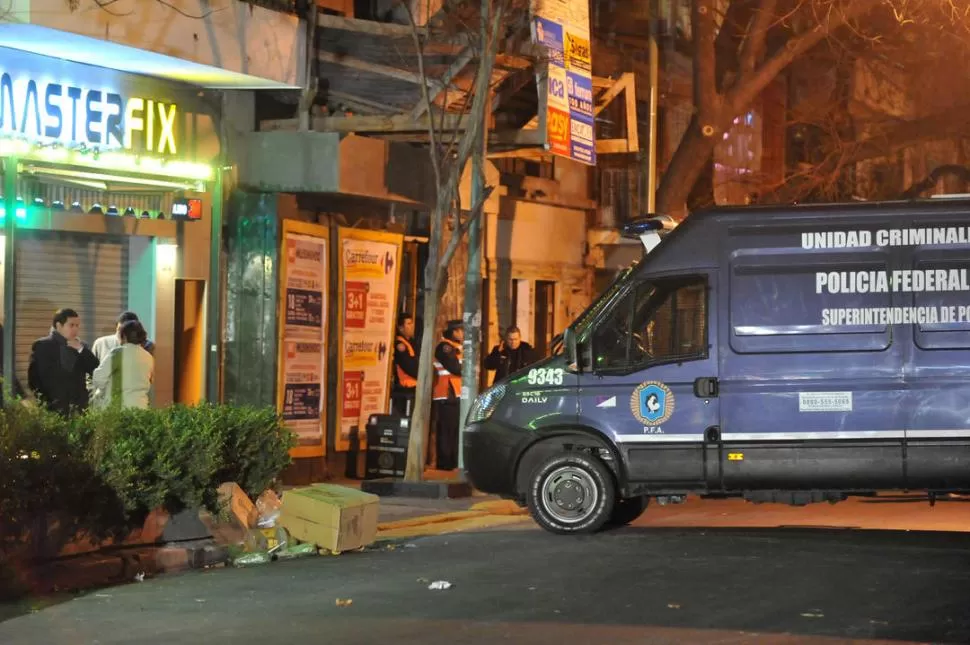 OPERATIVO. Los agentes de la Policía Federal cumplieron el procedimiento en dos obras en construcción, ubicadas cerca del edificio donde vivía Ángeles.  TELAM