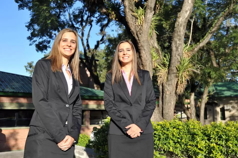 EL TRIBUNAL LAS ESPERA. Felices y confiadas, Florencia y Julieta se preparan para entrar al aula magna a defender sus tesis de grado. 