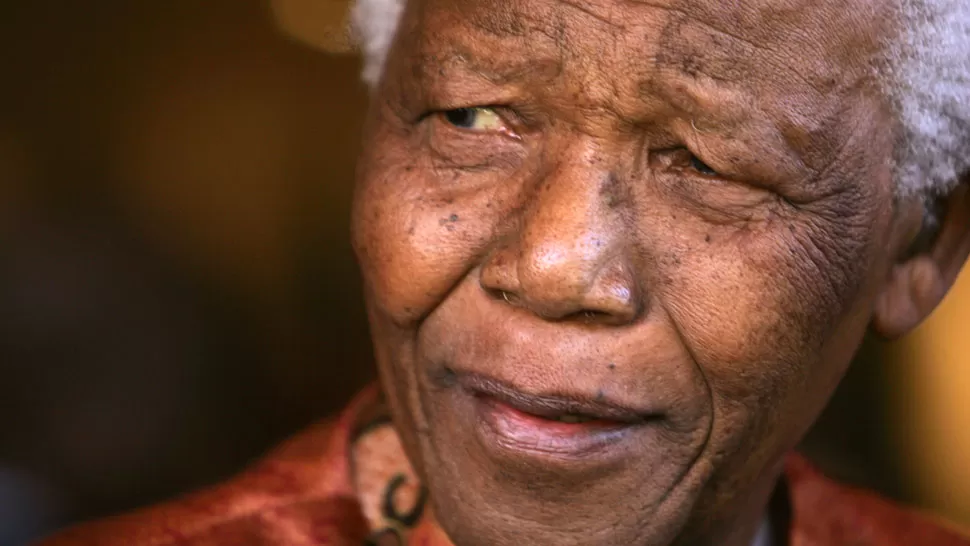 HORAS CLAVES. Ante el delicado estado de salud, la población se acerca al hospital para despedir a Mandela. REUTERS