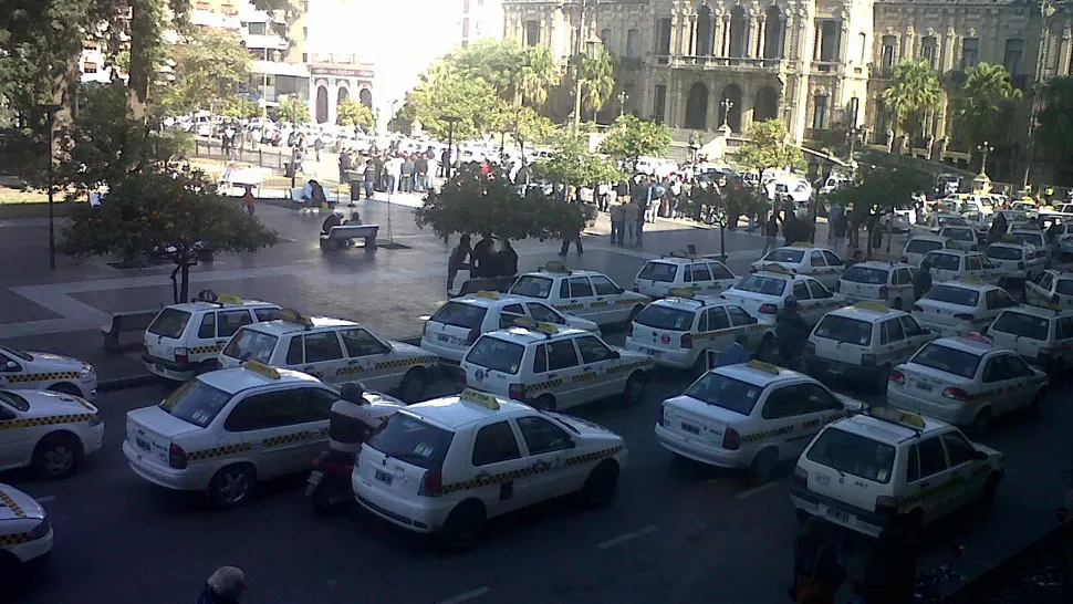 MAREA DE TAXIS. Los vehículos permanecían en las inmediaciones de la plaza Independencia en horas de la siesta. LA GACETA / FOTO DE ANALÍA JARAMILLO VÍA MÓVIL