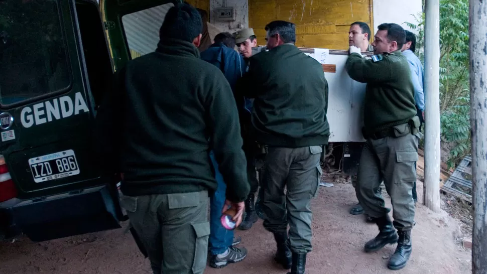 EN LA CAMIONETA. Los gendarmes trasladaron el viejo equipo de frío. LA GACETA / FOTO DE INÉS QUINTEROS ORIO