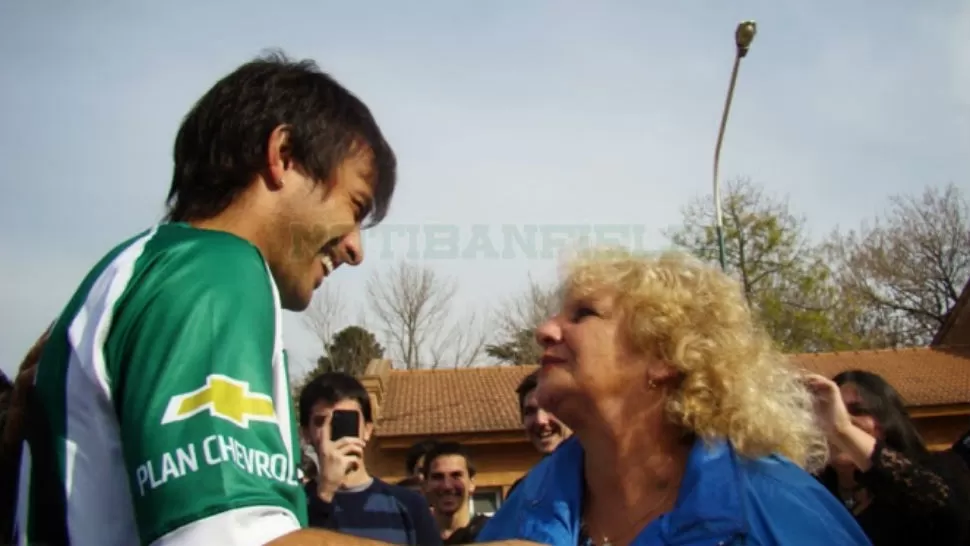 JUNTOS. El jugador y la abuela, en Banfield. FOTO TOMADA DE NOTIBANFIELD.COM.AR