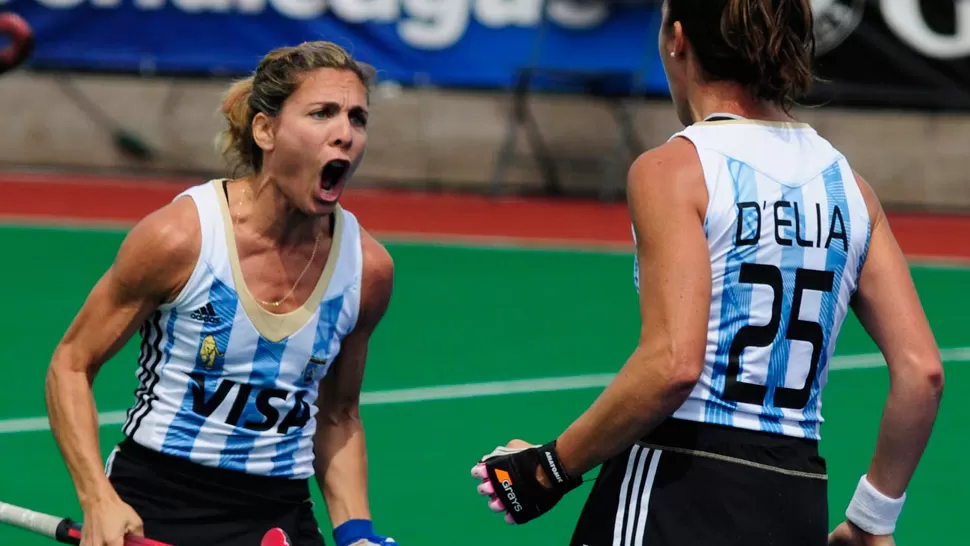 PASO A PASO. Macarena Rodríguez y Silvina D'Elia celebran el segundo gol argentino. DYN