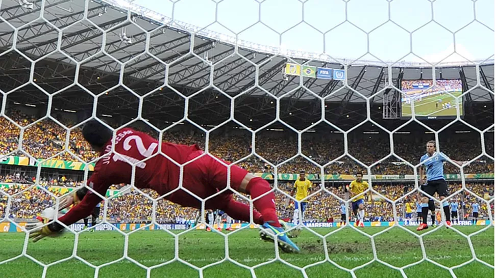 TRUCO. Julio César ya utilizó su truco, y vuela para atajar el tiro de Forlán. FOTO TOMADA DE PLANETAESPORTE.COM.BR