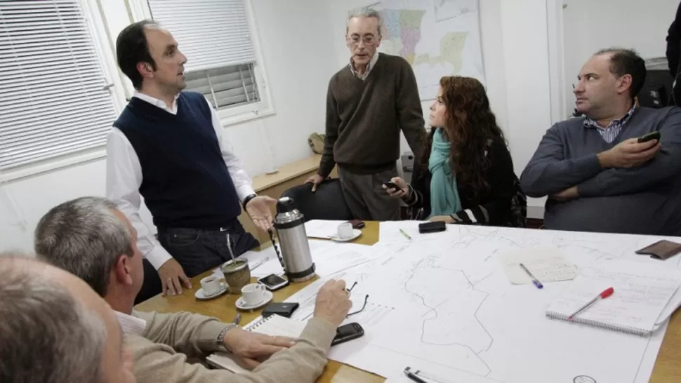 ESTADO DE CRISIS. El intendente de Santa Fe, José Corral (de chaleco azul) se reunió con el gabinete municipal para analizar los informes de diferentes organismos. FOTO TOMADA DE AGENCIAFE.COM