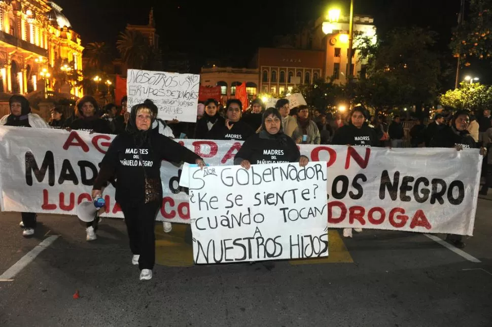  RECLAMO AL GOBERNADOR.  Nuestros hijos son recuperables, manifestaron las Madres del pañuelo negro. LA GACETA / FOTO DE ANTONIO FERRONI