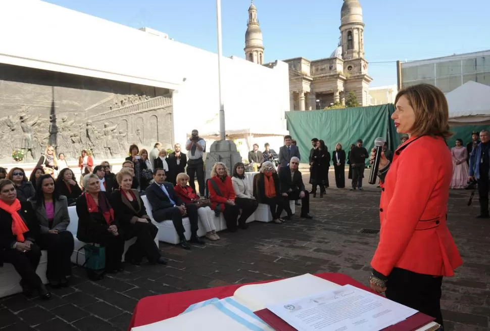 SOLAR HISTÓRICO. En la Casa de la Independencia, la senadora Beatriz Rojkés encabezó un acto; minutos antes hubo un debate en la Legislatura. LA GACETA / FOTO DE HECTOR PERALTA