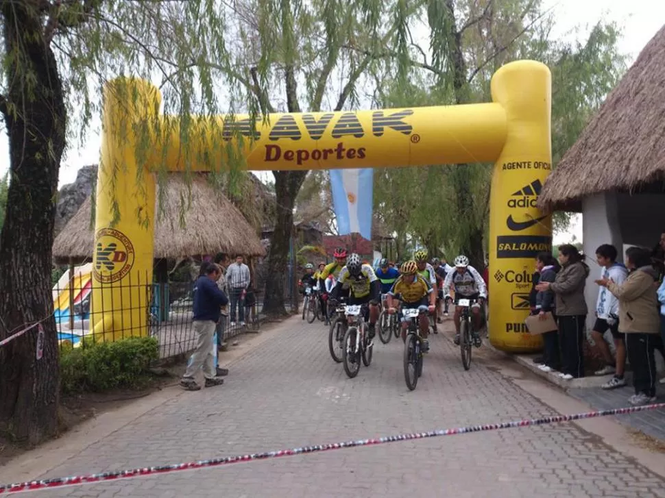 LARGARON. Los bikers de Master B empiezan la carrera por el balneario. 