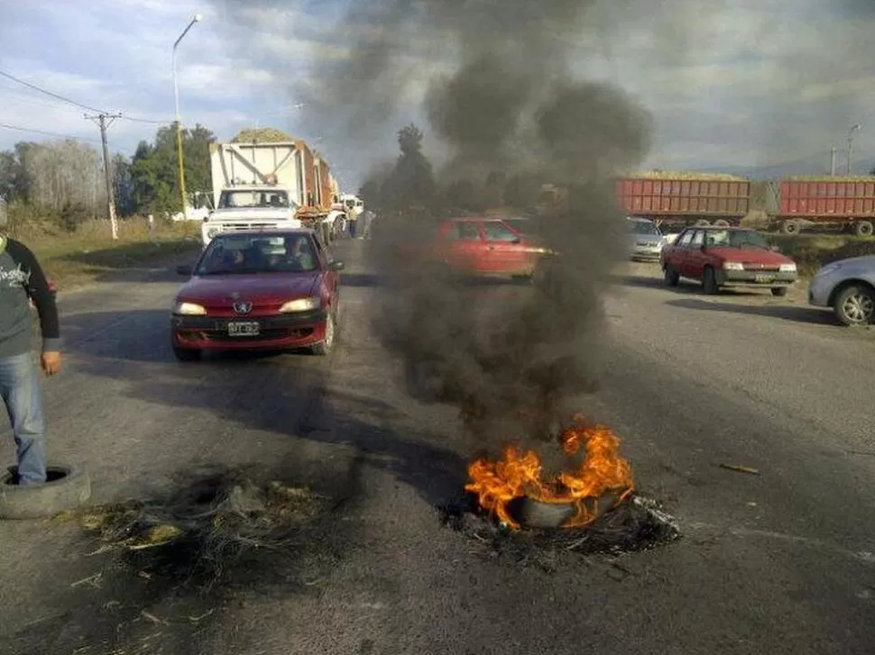 QUEMA DE GOMAS. Transportistas rurales y remiseros del interior provincial cortaron la ruta nacional 38. LA GACETA / FOTOS DE ALVARO AURANE