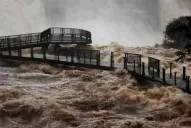 En las Cataratas la creciente baja, pero los turistas dudan