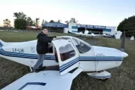 A los 11 años sueña con ser piloto y  toma vuelos para foguearse en el cielo