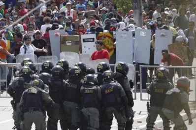 Rousseff suma apoyos para la convocatoria a un referendo
