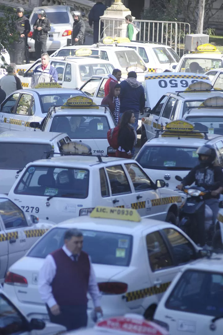 PLAZA TOMADA. Los propietarios de taxis rodearon la plaza Independencia y cortaron el tránsito hasta la noche. LA GACETA / FOTO DE ANALIA JARAMILLOO