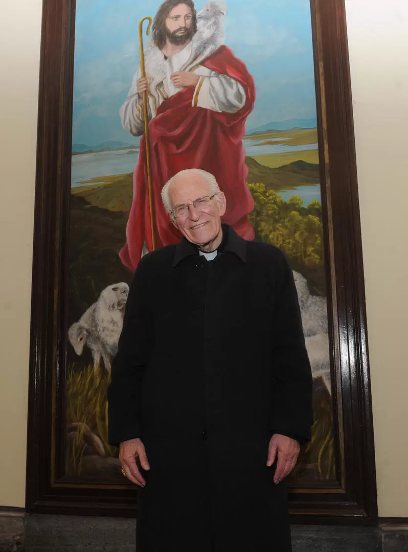 EN EL SEMINARIO. Karlic posa luego de dar una charla para sacerdotes. LA GACETA / FOTO DE ANTONIO FERRONI