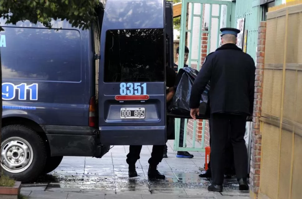 A LA MORGUE. Los forenses de la Policía retiraron el cuerpo de la víctima. DYN