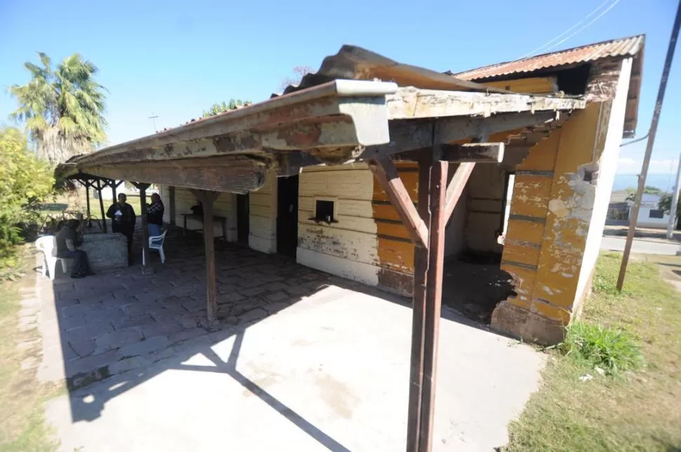 LA ESTACIÓN LA COCHA. El edificio de viajeros hoy alberga dos direcciones municipales: la de Tránsito y Defensa Civil. Pese a los años, sigue en pie.   