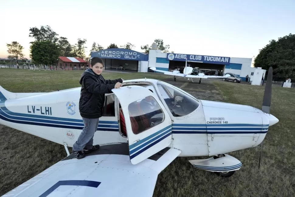 EL BAUTISMO ESPERADO. Elías se sube al Piper Cherokee del Aero Club que lo llevará en su cuarto vuelo rasante por Horco Molle y Yerba Buena. LA GACETA / FOTOS DE DIEGO ARAOZ 