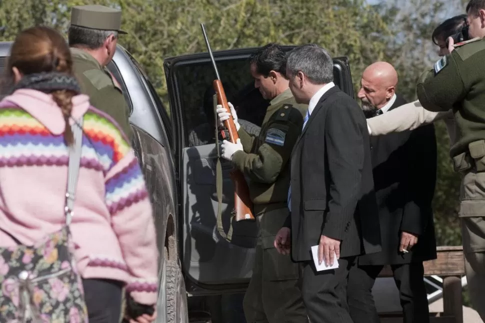 EN EL CADILLAL. La Gendarmería colaboró en la inspección ocular encabezada por el fiscal López Ávila.    LA GACETA / FOTOS DE INES QUINTEROS ORIO