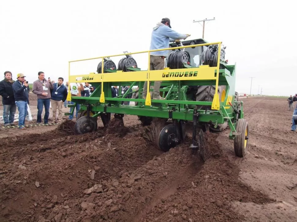 COMBINACIÓN. La máquina surca y a la vez coloca la manguera de riego. GENTILEZA EEAOC