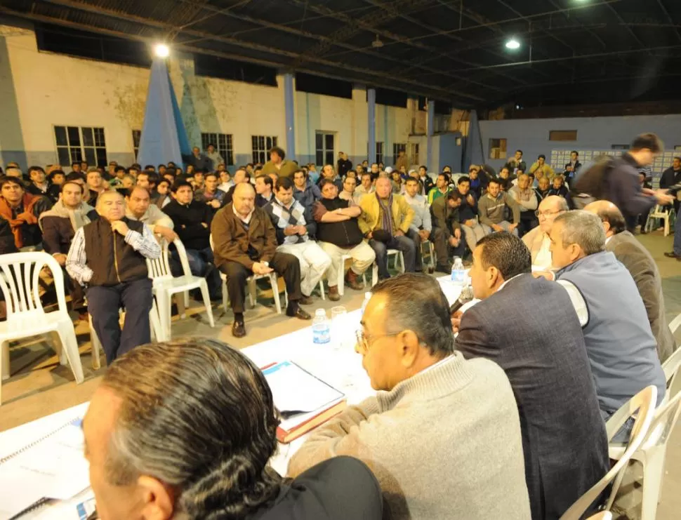 EN LA ASAMBLEA. Leito, Narchi y más miembros de la Comisión Directiva hablan ante los socios en la Asamblea General Ordinaria del 6 de junio pasado en el estadio. 