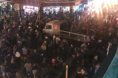 Decenas de personas rodearon un camión municipal y exigieron que devuelvan una moto