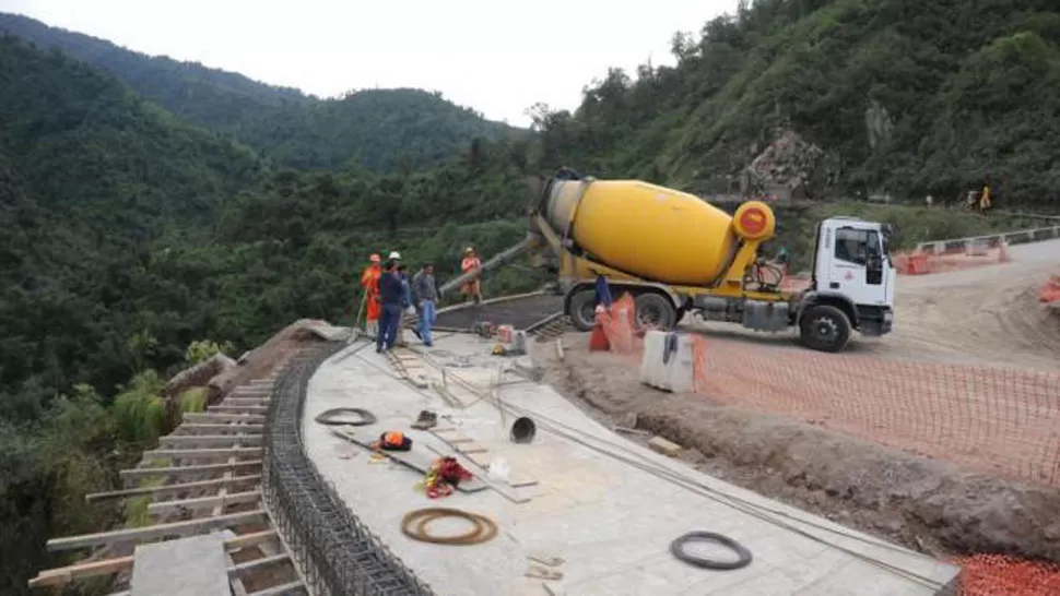 GENTE TRABAJANDO. Se verá complicado el tránsito en  la ruta 307. LA GACETA / FOTOS DE OSVALDO RIPOLL (ARCHIVO)