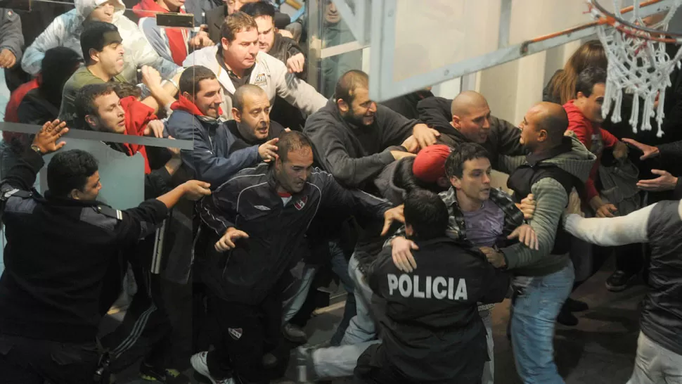 DISTURBIOS. Ayer el club se vio copado por hinchas violentos. TELAM