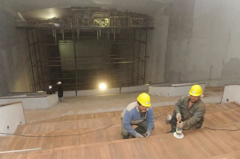 A FULL. Más de 60 obreros trabajan para dejarlo a punto: arreglos en el cielorraso, instalaciones de aire acondicionado y pulido de pisos de madera.  LA GACETA / FOTOS DE ANTONIO FERRONI