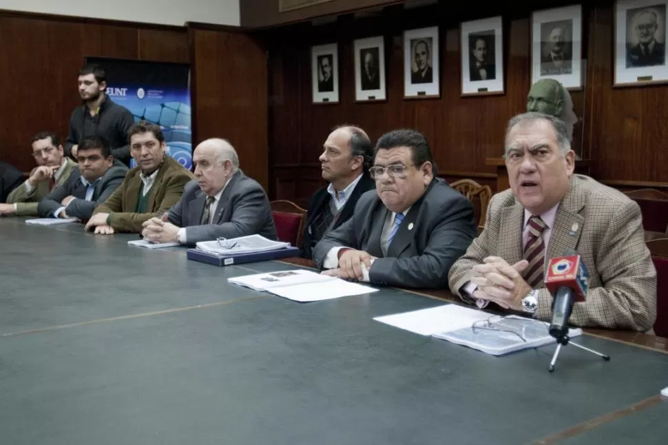 CUATRO EJES. El rector de la UNT, Juan Cerisola, enunció las consignas del acontecimiento cultural. LA GACETA / FOTO DE INéS QUINTEROS ORIO