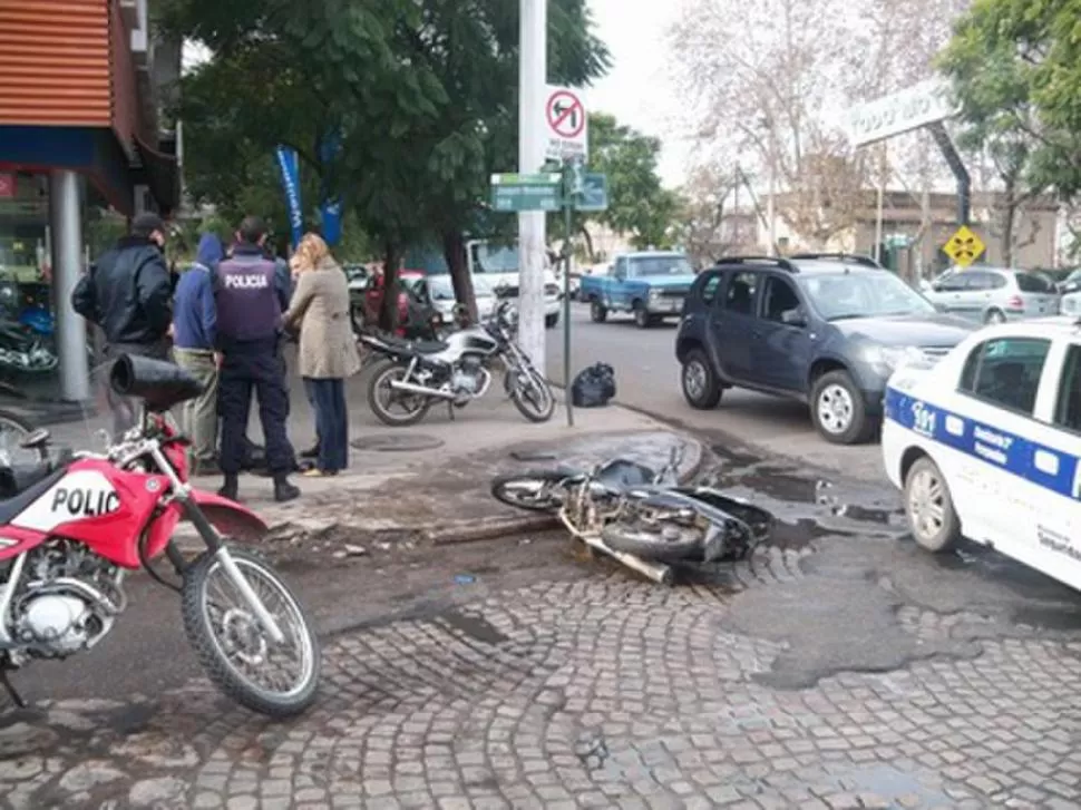 EN LA VÍA PÚBLICA. La Policía y cubrió el cuerpo del delincuente. DIARIOPERGAMINO.COM.AR