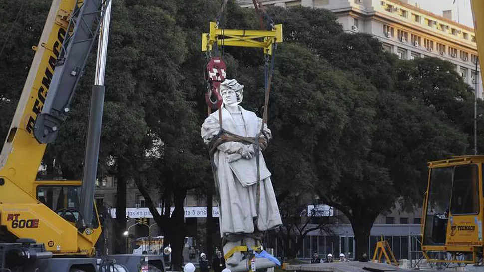 CONTROVERSIA. La Justicia impidió el traslado del monumento, pero aún así hoy lo sacaron. DyN